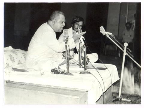 कविता सादर करताना कविवर्य सुरेश भट. सोबतीस सुरेशकुमार वैराळकर.