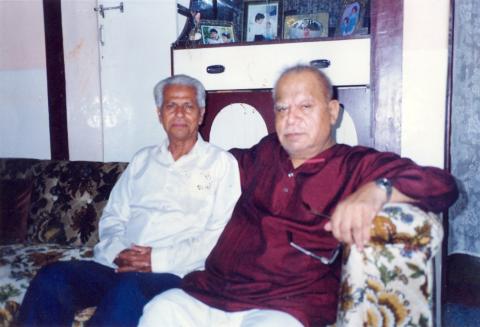 जीवश्च मित्र हाजी वलीउर्रहमान सिद्दीकी यांच्यासोबत कविवर्य सुरेश भट